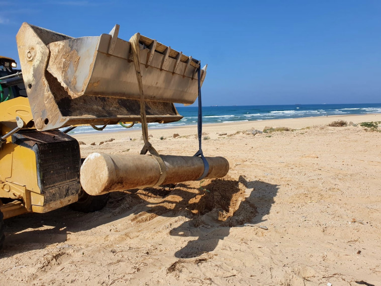 מציאת עמוד השיש בחופי אשדוד (צילום: שירה ליפשיץ, רשות העתיקות)