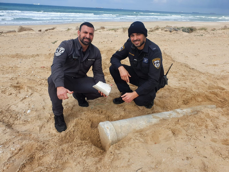 סיירי השיטור שמצאו את עמוד השיש בחופי אשדוד (צילום: שירה ליפשיץ, רשות העתיקות)