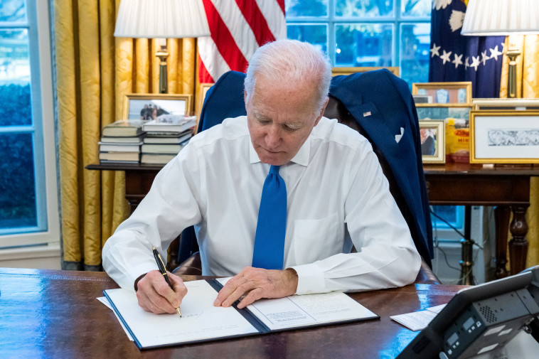 ג'ו ביידן חתם על צו האוסר השקעות ושיתופי פעולה מסחריים עם רוסיה (צילום: The White House/Handout via REUTERS)