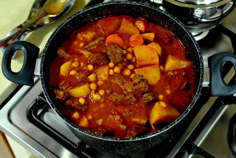 קדירת נתחי בשר עם תפוחי אדמה