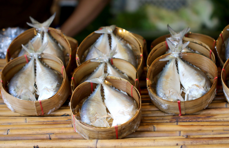 סלסלאות עם דגים מאודים בשוק בתאילנד (צילום: FREEPIK)