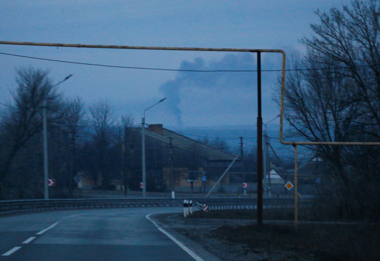 עשן באזור דונייצק (צילום: REUTERS/Gleb Garanich)