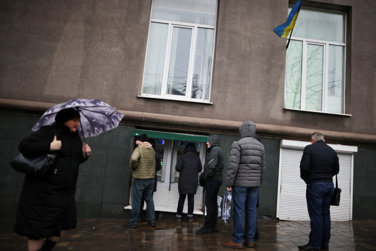 ממהרים למשוך כסף מכספומטים באוקראינה לאחר הודעת פוטין (צילום: REUTERS/Carlos Barria)