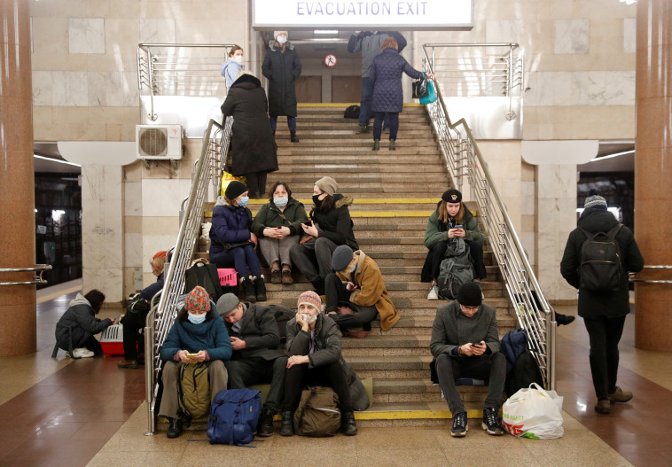 אנשים מסתתרים ברכבת התחתית באוקראינה (צילום: REUTERS/Valentyn Ogirenko)
