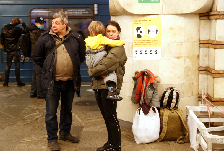 אנשים מסתתרים ברכבת התחתית באוקראינה (צילום: REUTERS/Valentyn Ogirenko)