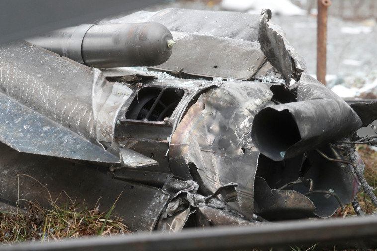 שרידי טיל רוסי שנפל בקייב (צילום: REUTERS/Valentyn Ogirenko)