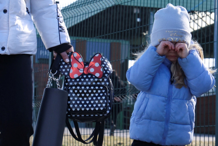 Ukrainian citizens flee the country via the border with Poland (Photo: REUTERS / Kacper Pempel)