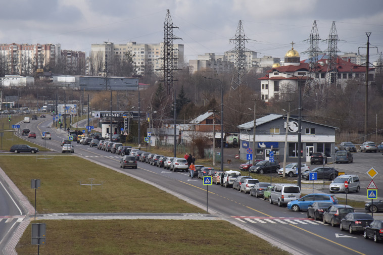 תורי ענק מחוץ לתחנות הדלק בעיר לבוב שבאוקראינה (צילום: REUTERS/Pavlo Palamarchuk)