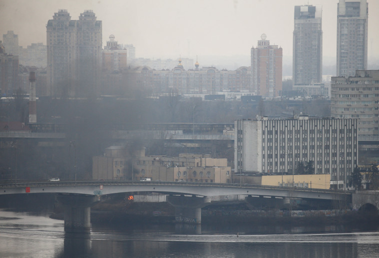 עשן רב סמוך למפקדת המודיעין של משרד ההגנה האוקראיני (צילום: REUTERS/Valentyn Ogirenko)
