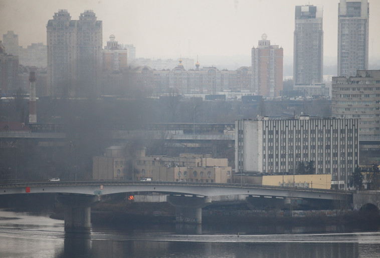 Heavy smoke near the intelligence headquarters of the Ukrainian Ministry of Defense (Photo: REUTERS / Valentyn Ogirenko)