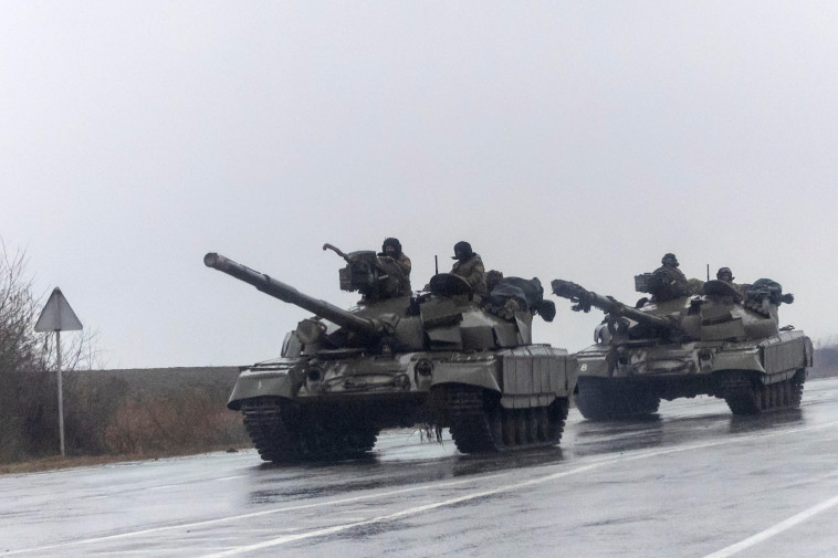 טנקים אוקראינים נעים לתוך הערים בעקבות פלישת רוסיה (צילום: רויטרס)