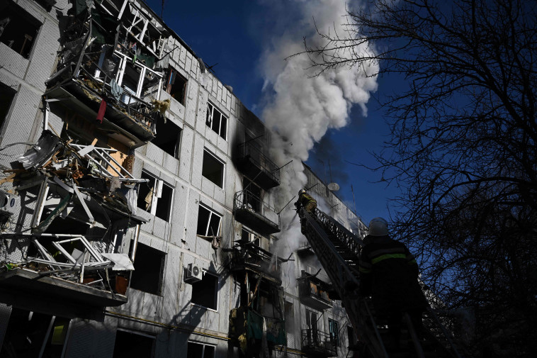 בניין שנפגע באחת ההפצצות הרוסיות באוקראינה (צילום: ARIS MESSINIS/AFP via Getty Images)