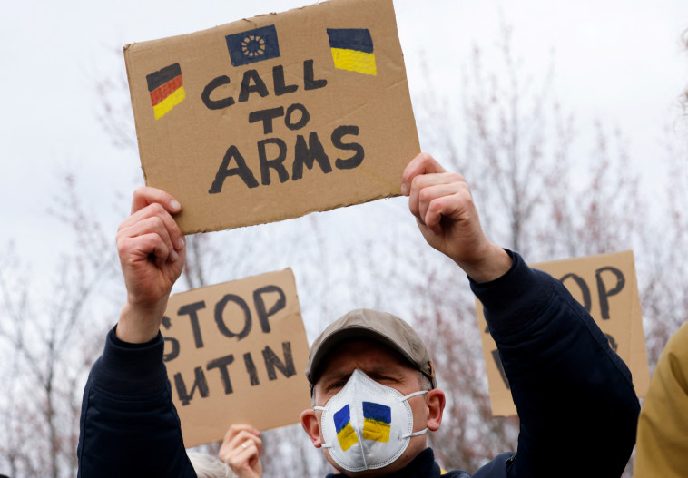 מפגינים באוקראינה (צילום: REUTERS/Michele Tantussi)