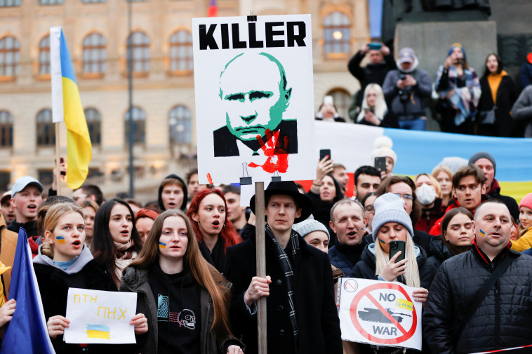 מפגינים נגד רוסיה בצ'כיה (צילום:  REUTERS/David W Cerny)