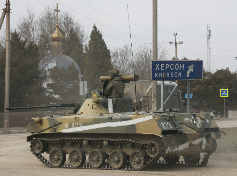 טנק רוסי בשטח אוקראיני בעייריה בחצי האי קרים (צילום: רויטרס)