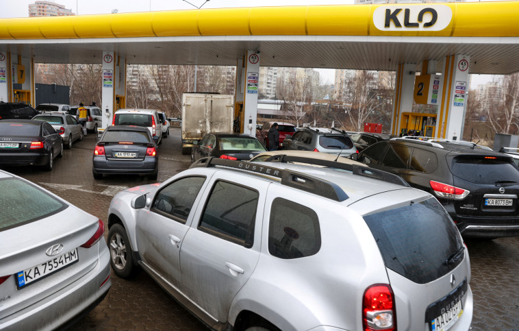 כאוס בקייב. תחנות הדלק התמלאו בנהגים לפני שהוכרז מצב חירום בעיר הבירה (צילום: רויטרס)