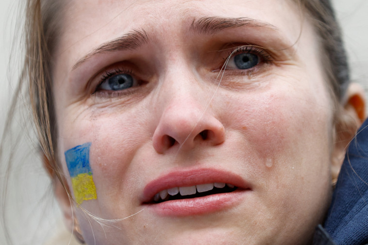 דמעות בעיניים. הפגנת תמיכה באוקראינה בלונדון (צילום: רויטרס)