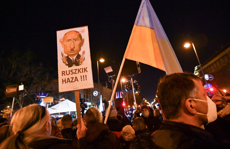 משווים אותו להיטלר. הפגנה נגד פוטין בהונגריה
