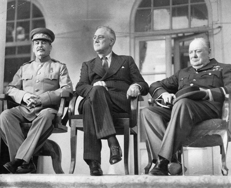 צ'רצ'יל, רוזוולט וסטלין. לא במקרה הם יושבים ולא הולכים (צילום: מתוך ויקיפדיה)