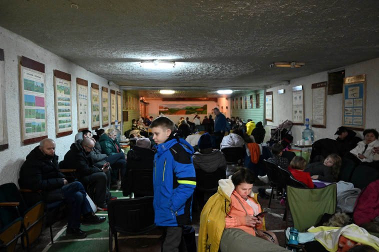 אזרחי קייב במקלטים (צילום: REUTERS/Viacheslav Ratynskyi)
