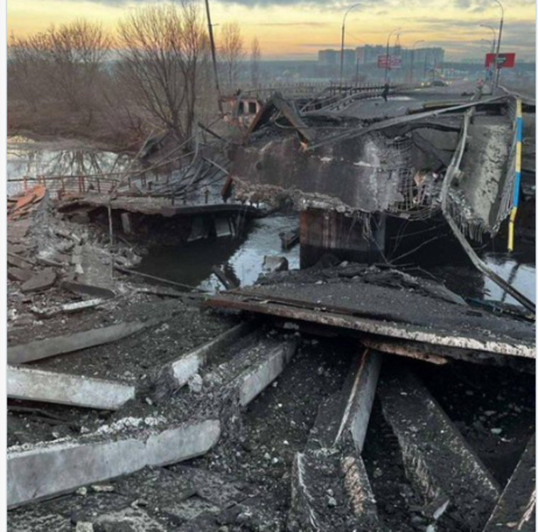 גשר שקרס בקייב כתוצאה מההפגזות הרוסיות (צילום: צילום מסך רשתות חברתיות)