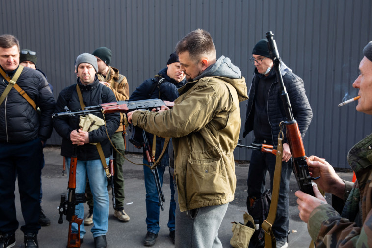 כוחות הגנה באוקראינה מקבלים תחמושת לקראת הלחימה מול רוסיה (צילום: Mikhail Palinchak/Pool via REUTERS)