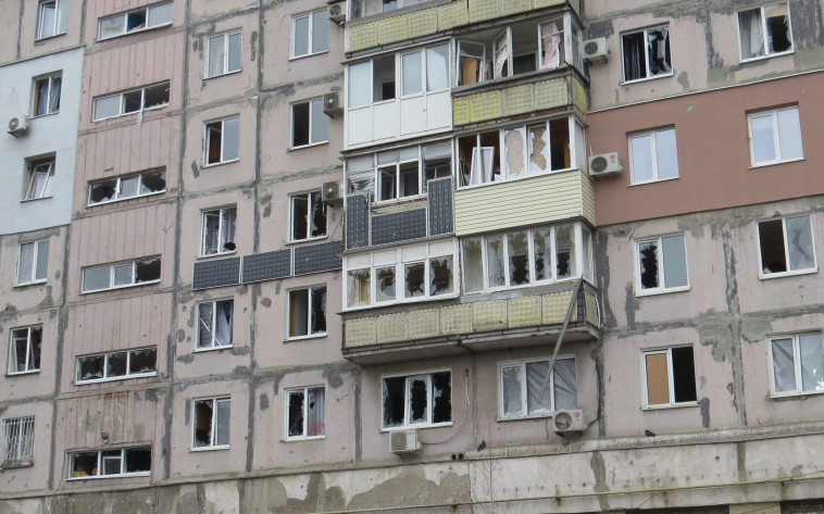 פגיעה בבניין מגורים במריופול, אוקראינה  (צילום: REUTERS/Nikolay Ryabchenko)