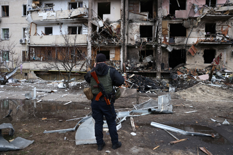 פגיעה בבניין מגורים בקייב, אוקראינה  (צילום: REUTERS/Umit Bektas)