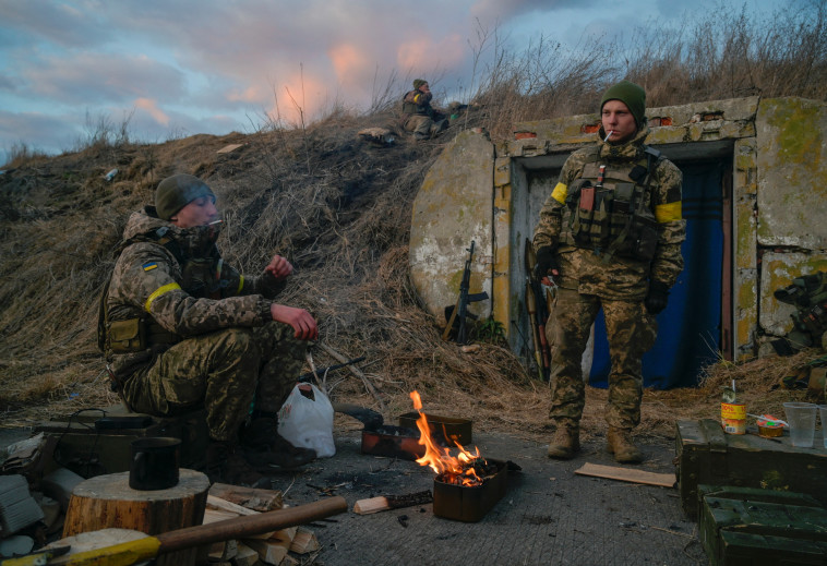 כוחות צבא אוקראינה סמוך לקייב  (צילום: רויטרס)