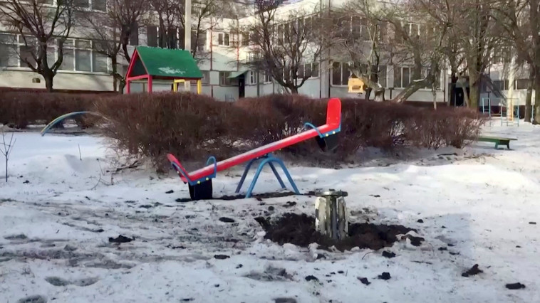 פגיעה בגן ילדים בחארקיב, אוקראינה (צילום: reuters tv)