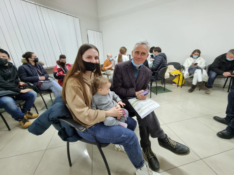 יהודי אוקראינה ממלאים טופס עלייה לישראל בלבוב 