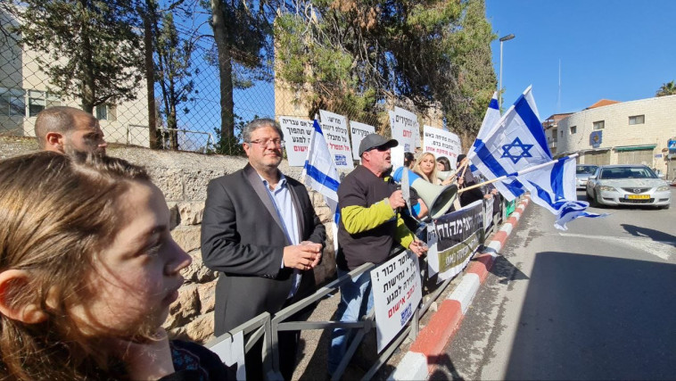 בן גביר מפגין מחוץ לביהמ''ש