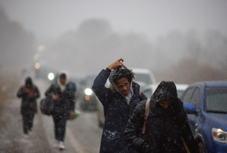 אזרחים אוקראינים בורחים לגבול עם פולין בעקבות פלישת רוסיה