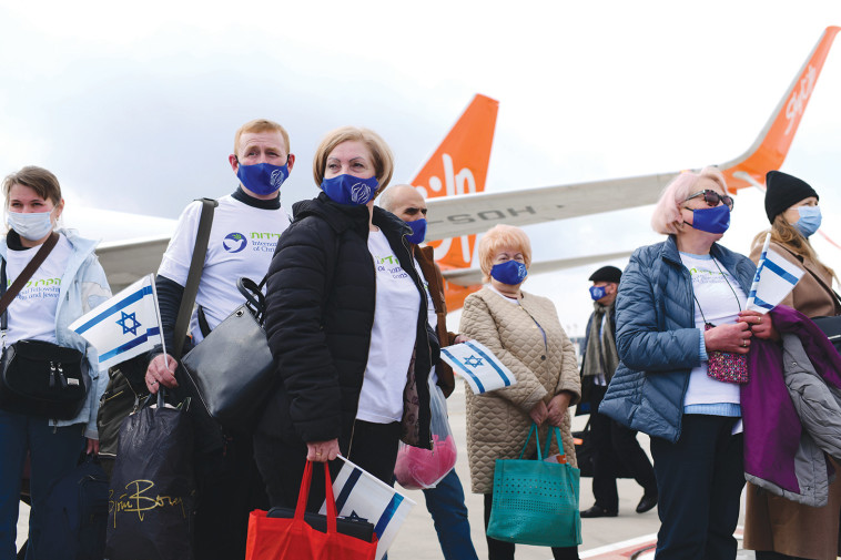 משלחת הצלה ישראלית מאוקראינה נוחתת בארץ