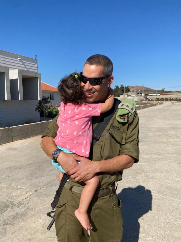 מח''ט הנח''ל בחיבוק גדול לבתו הקטנה אחרי חודש מחוץ לבית