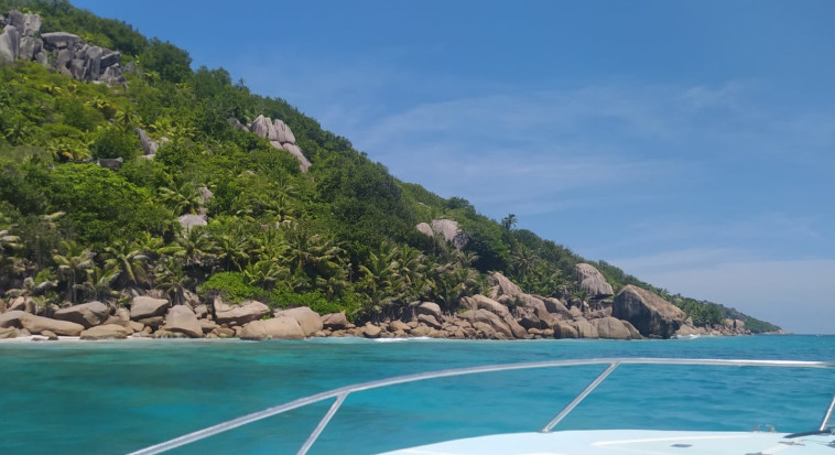 מבט על אי הצבים מהשייט, סיישל