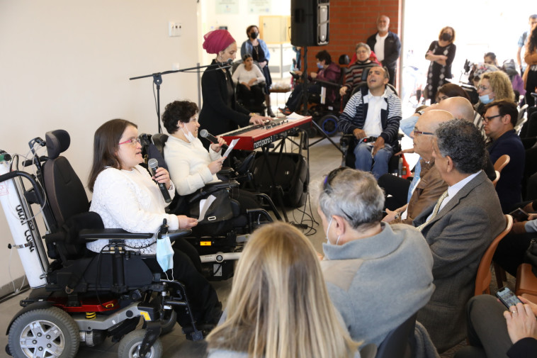 חברות מרכז היום שרו במהלך האירוע