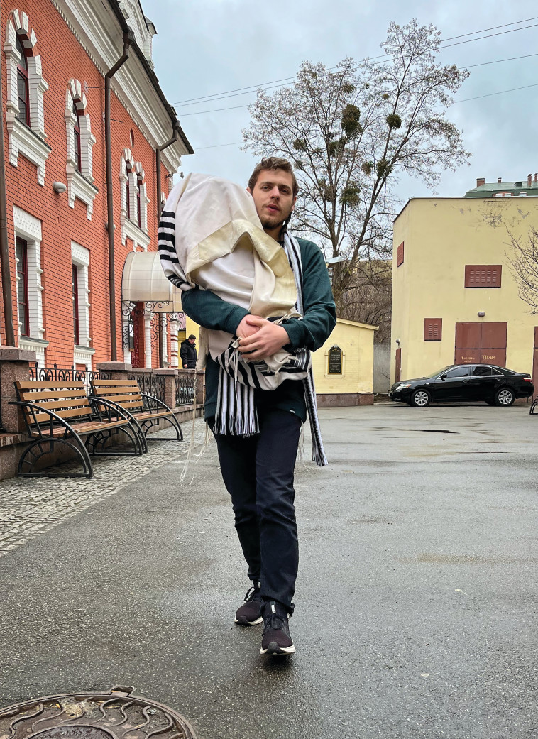 נתן צבי רוט עם ספר תורה, רגע לפני עזיבת קייב 