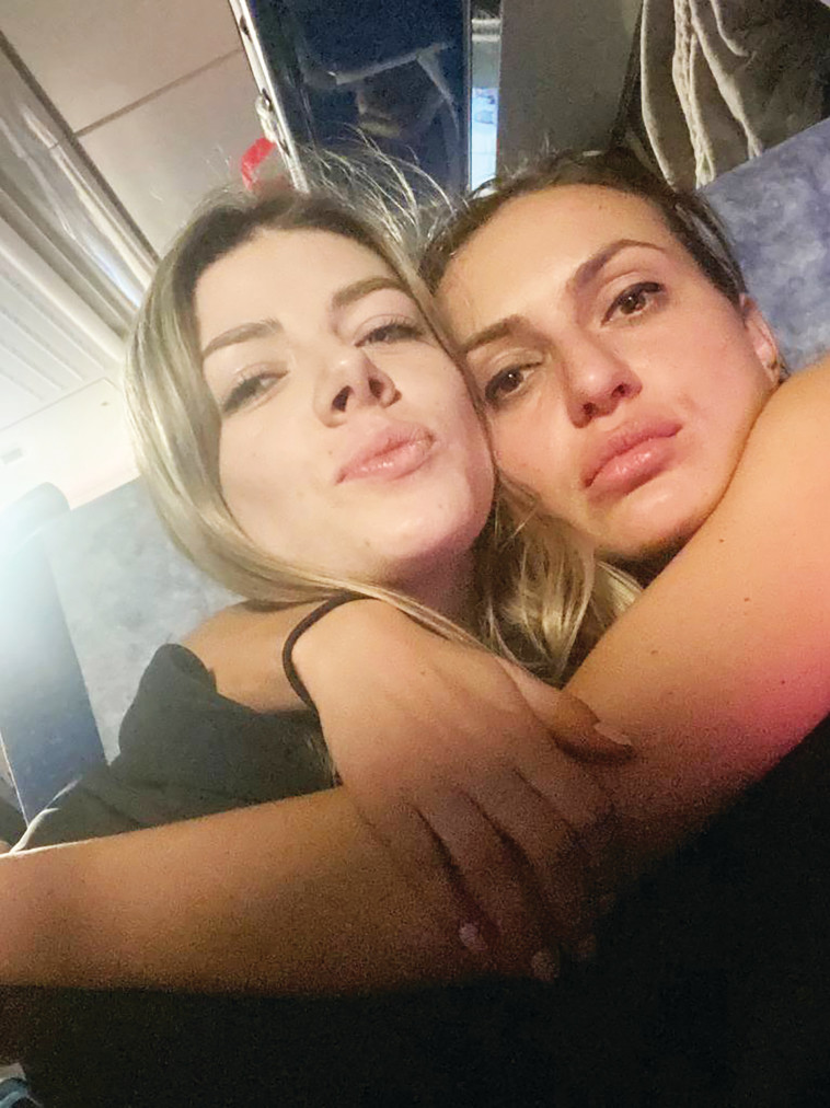 אמיליה מילר (מימין) ברכבת מקייב ללבוב עם חברתה, אולה פידפליוק