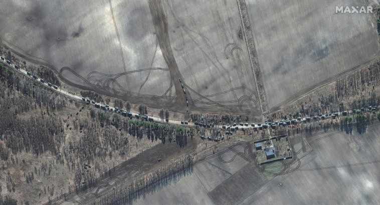 שיירת ענק רוסית בדרכה לקייב (צילום: רויטרס)
