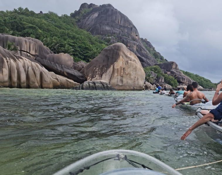 שייט קיאקים מול חופי לה דיג, סיישל