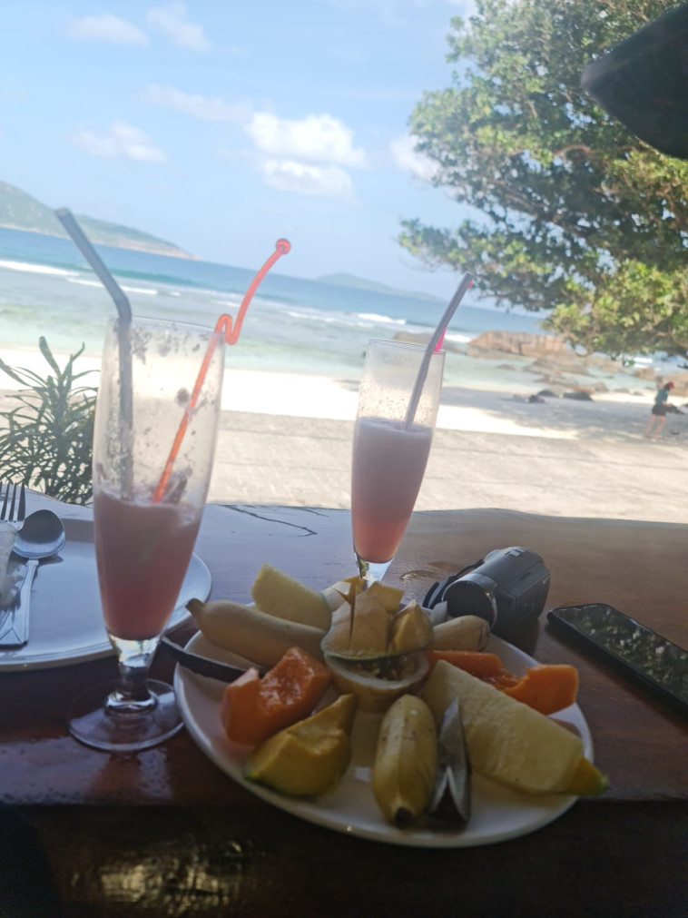 פירות טרופיים הם נשנוש נפוץ בחופי סיישל