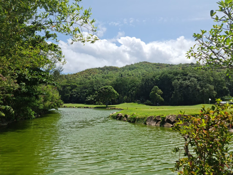 הדרך לחוף הים של מלון constance lemuria בפרלין, סיישל