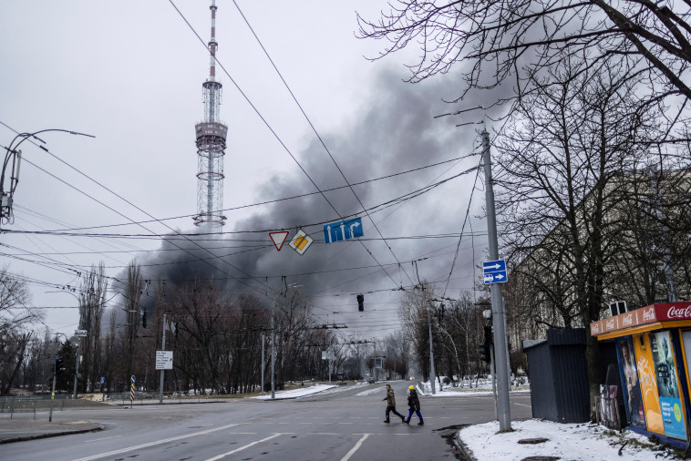 הפגיעה הרוסית במגדל הטלוויזיה בקייב, אוקראינה (צילום: REUTERS/Carlos Barria)