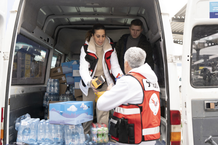 שמעון סבג, מייסד ומנכ''ל עמותת יד עזר לחבר, עם המתנדבת מירב בן שלום