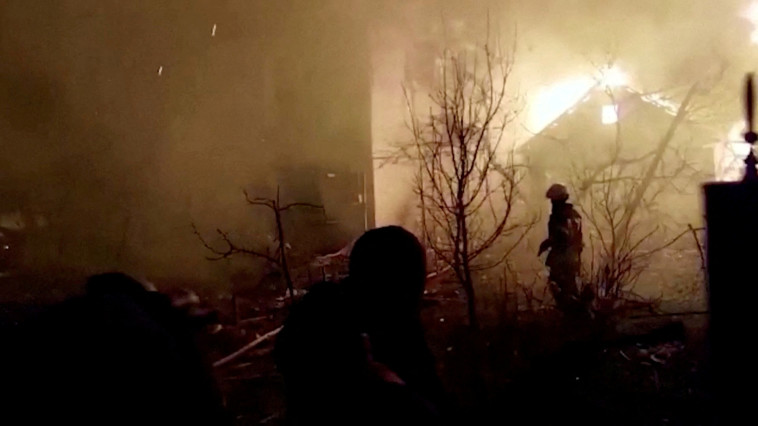 נזקי ההפצצות שביצעה רוסיה בזיטומיר שבאוקראינה (צילום: State Emergency Service of Ukraine/via Reuters )