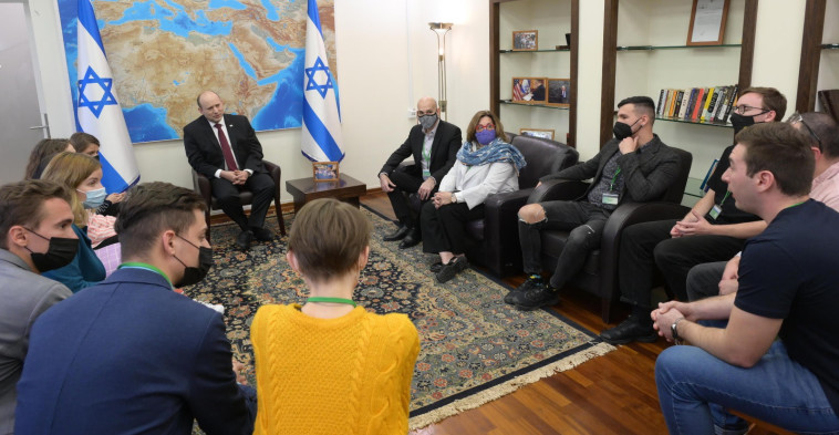 ראש הממשלה נפתלי בנט ומשתתפי תכנית ''מסע''