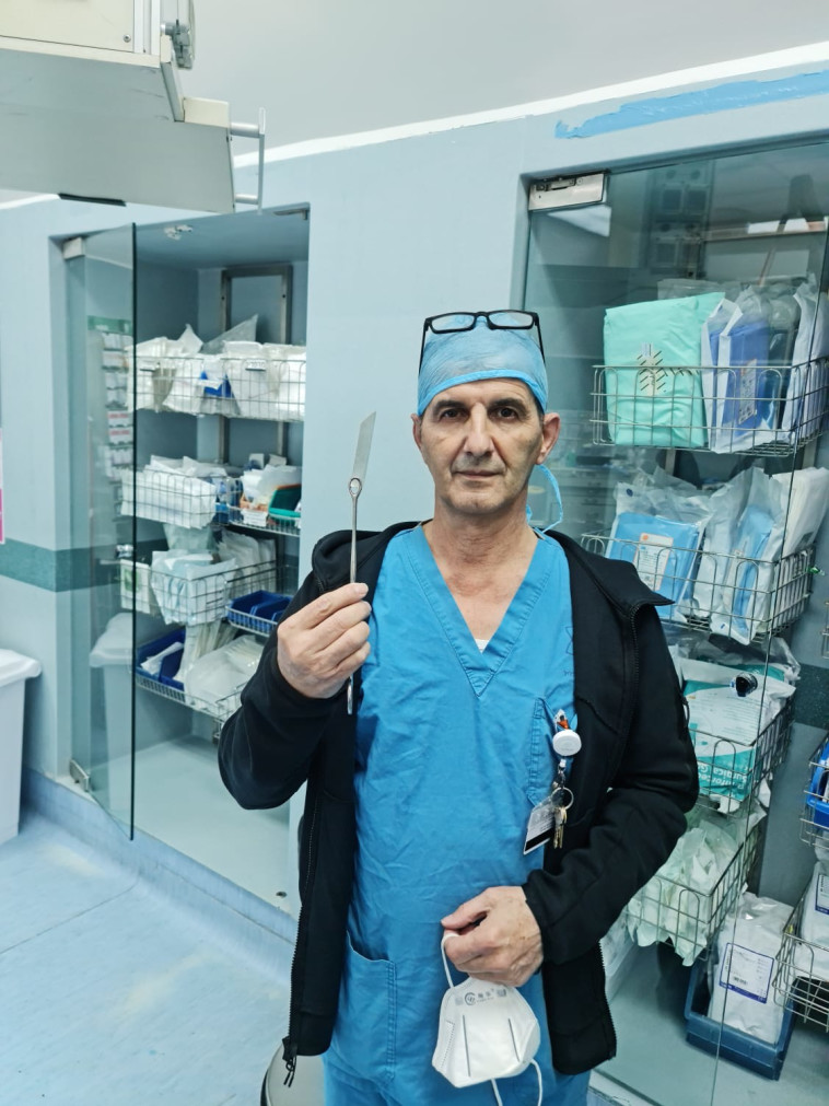 ד''ר כאמל חטיב מחזיק בידו את הלהב