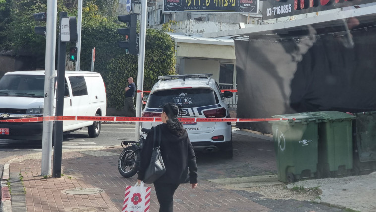 הזירה בה הושלך מטען לעבר בית עסק, פתח תקווה