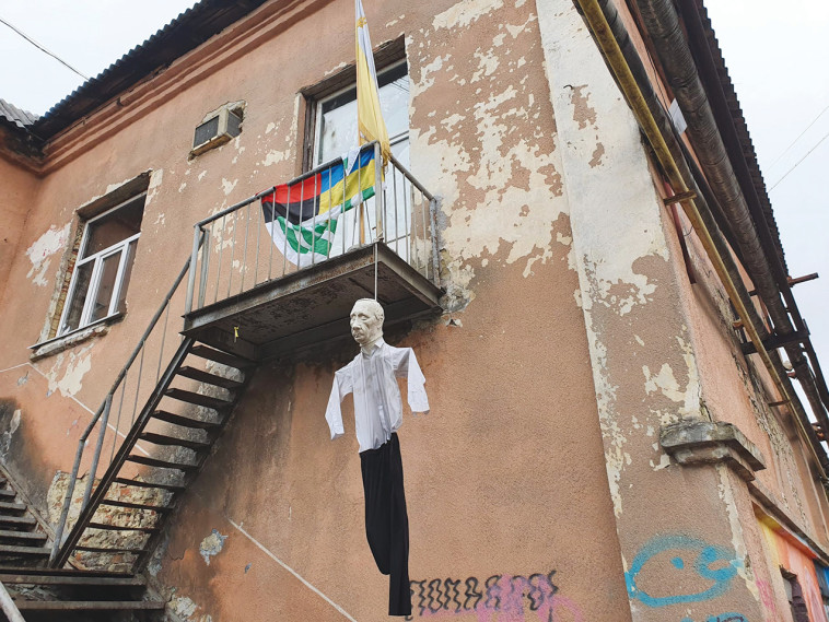 בובה של פוטין תלויה בעיר לבוב 